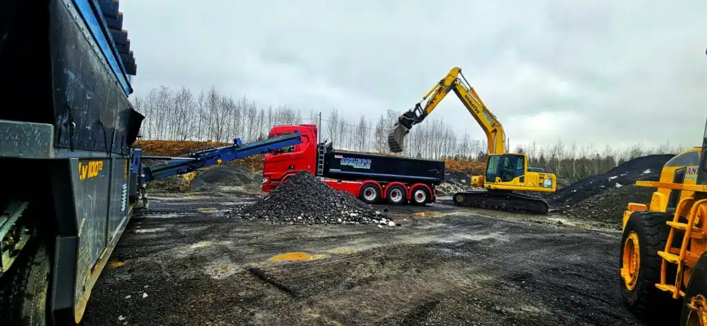 Gravemaskin og lastebil
